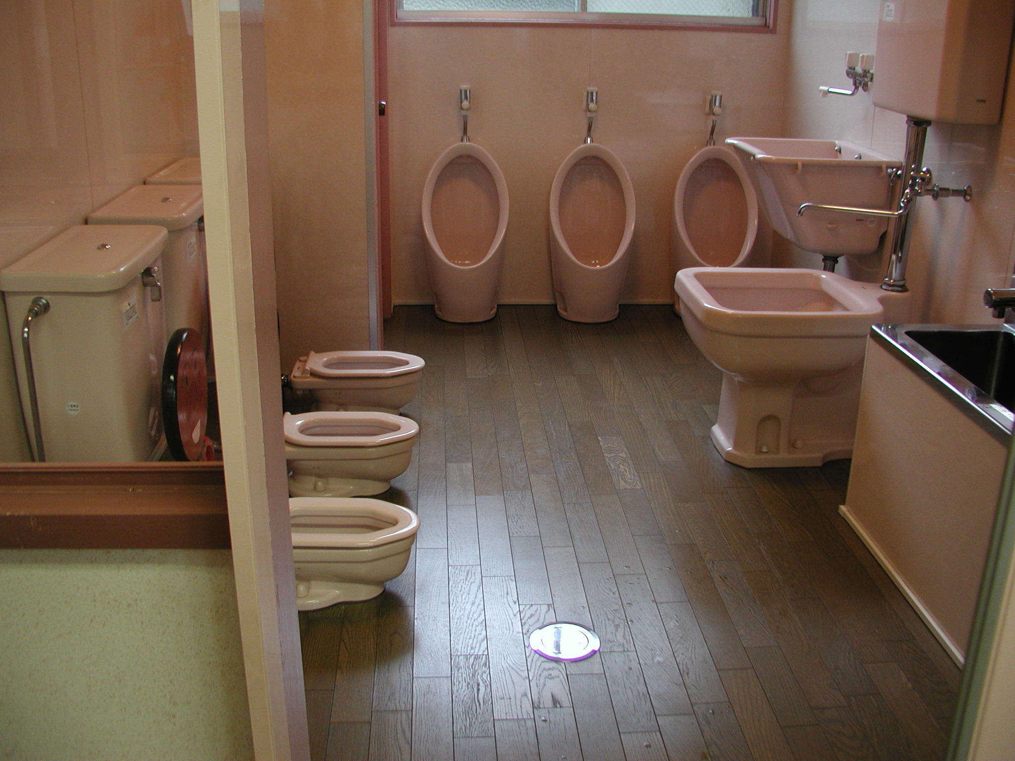 保育園トイレ 一戸建て 子供の親しみやすいトイレ｜リフォーム事例｜LIXILリフォームネット