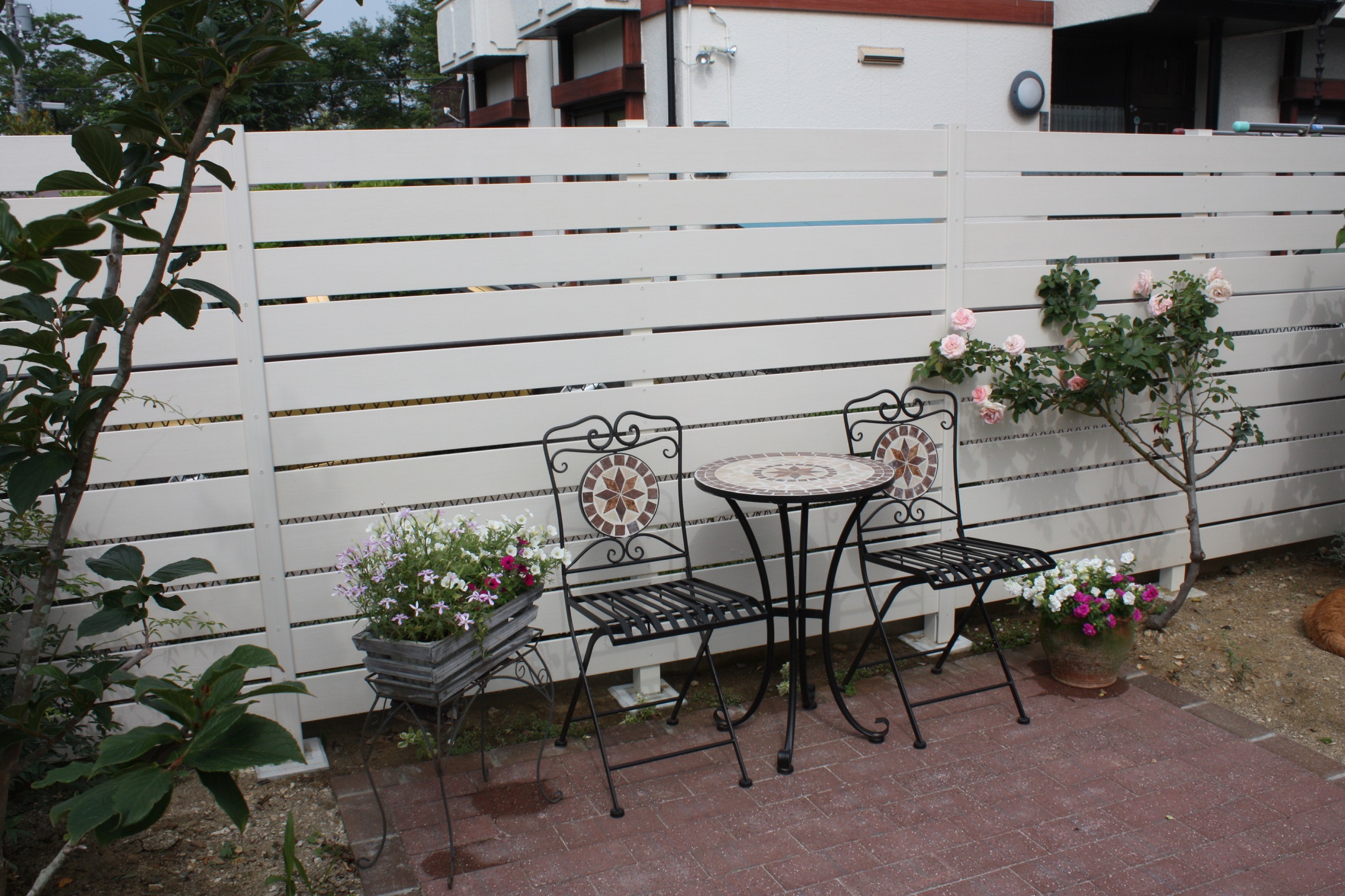 白いフェンスに囲まれた素敵なお庭 一戸建て ｜LIXILリフォームネット｜リフォーム事例