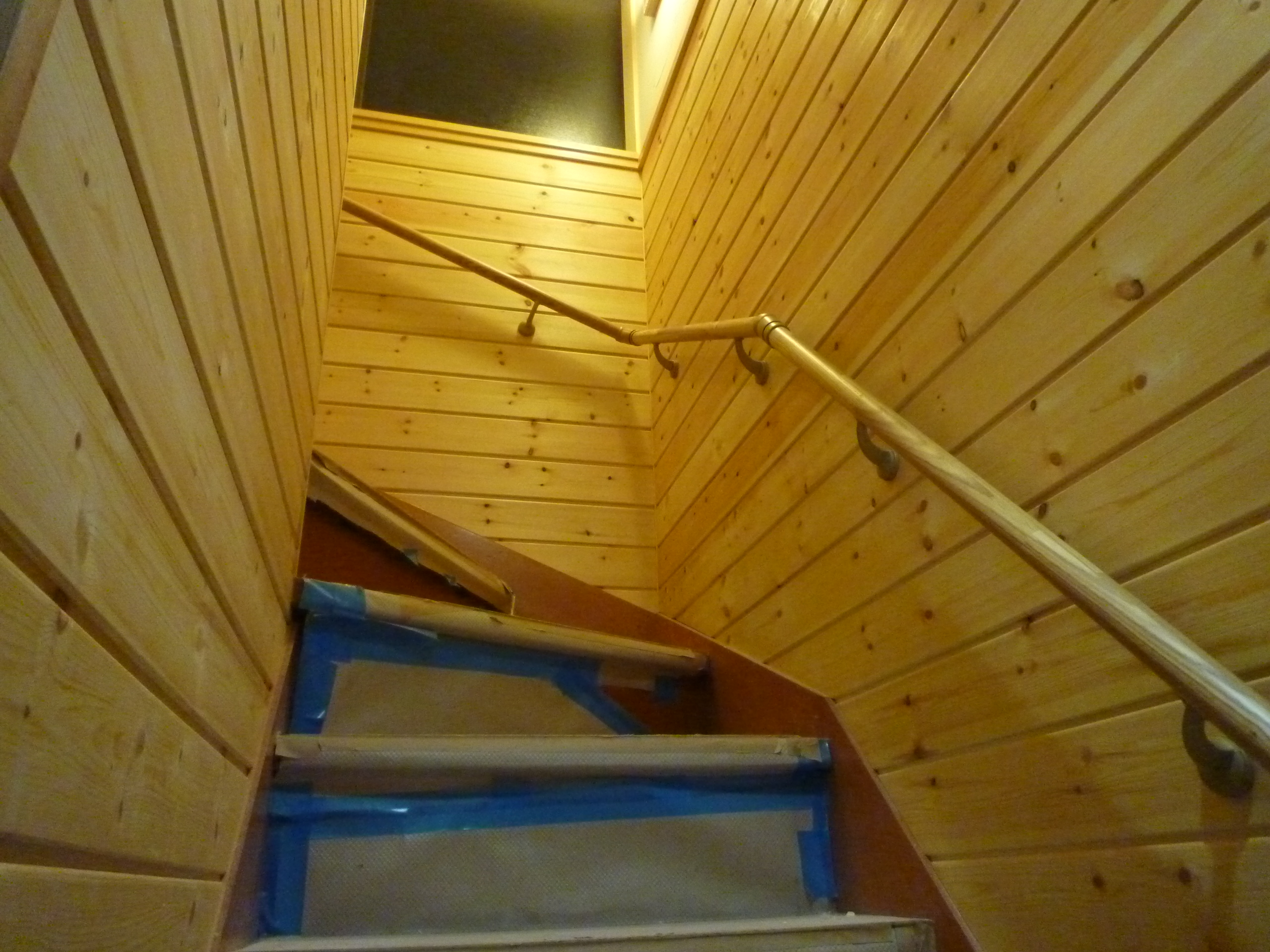 階段室 壁ビニールクロス貼りから無垢羽目板張りにリフォーム 一戸建て 自然素材 シックハウス対策 省エネ リフォーム事例 Lixilリフォームネット