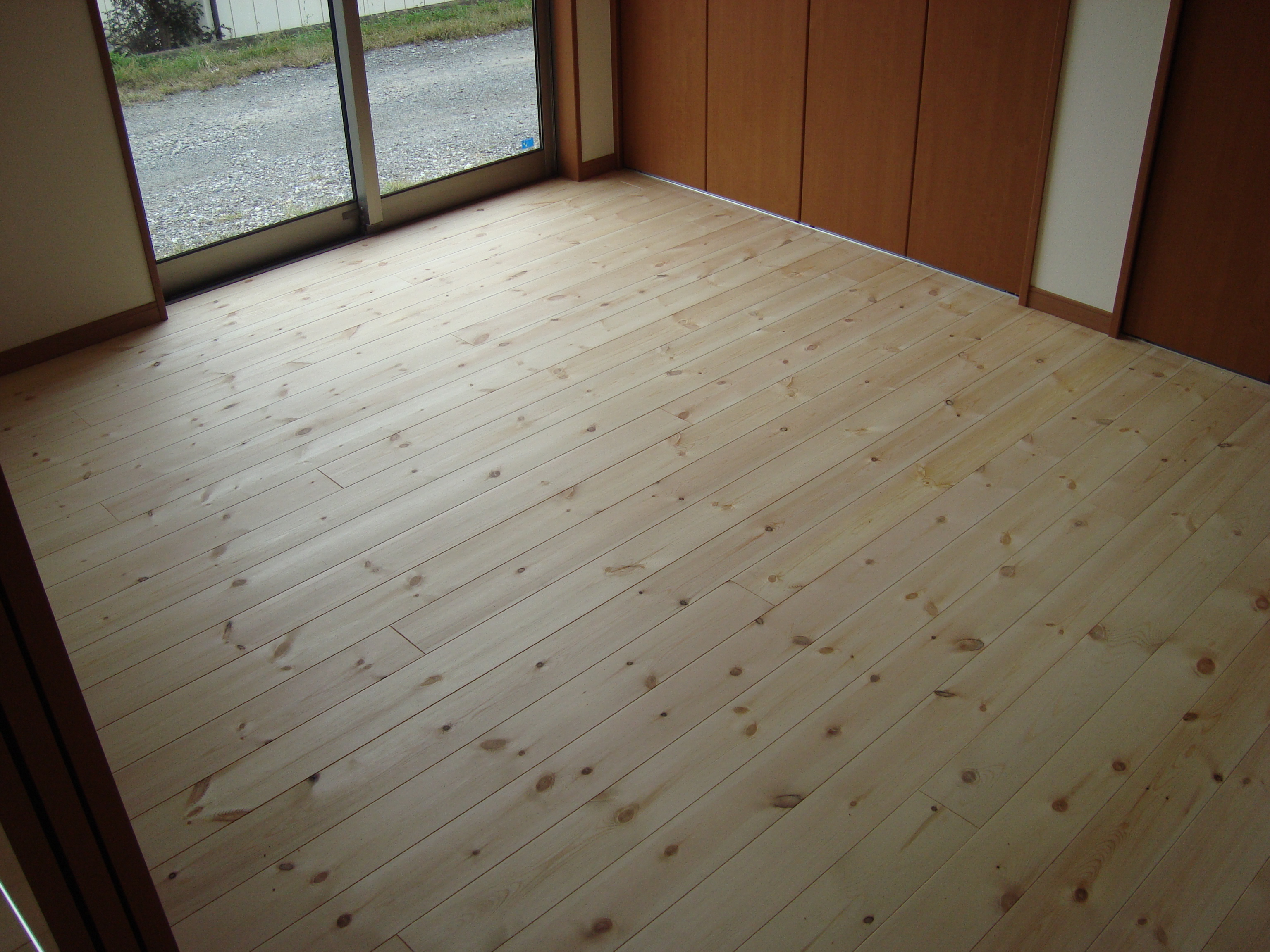 無垢の床材（レッドパイン）の施工例