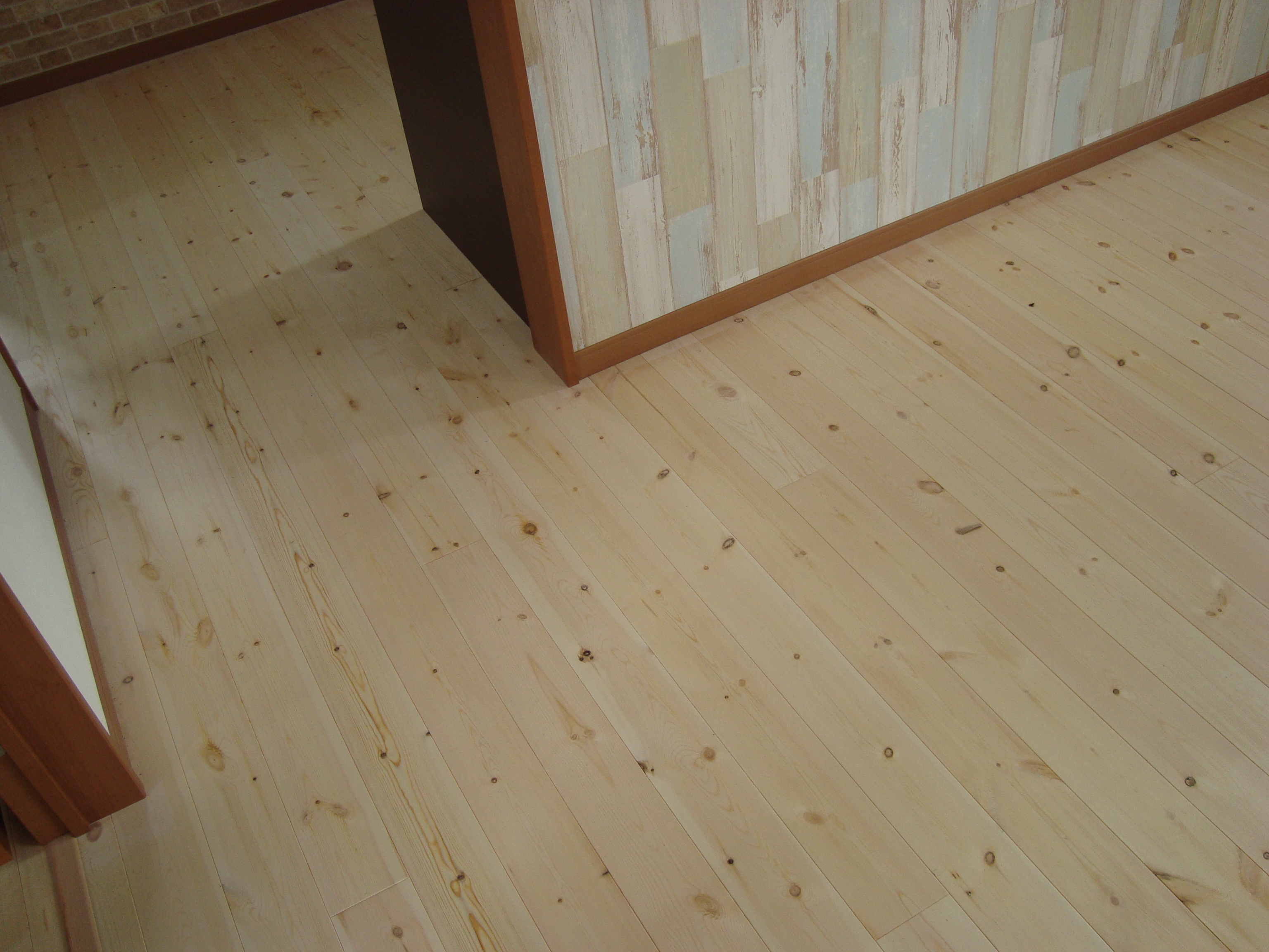 無垢の床材 レッドパイン の施工例 一戸建て 無垢の床材 リフォーム事例 Lixilリフォームネット