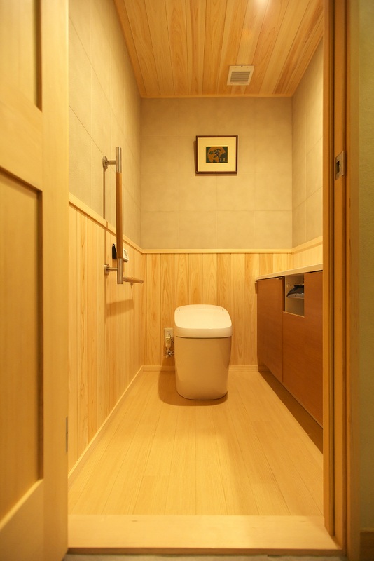 檜とエコカラットの優しい趣 和風の洋式トイレ完成 一戸建て リフォーム事例 Lixilリフォームネット