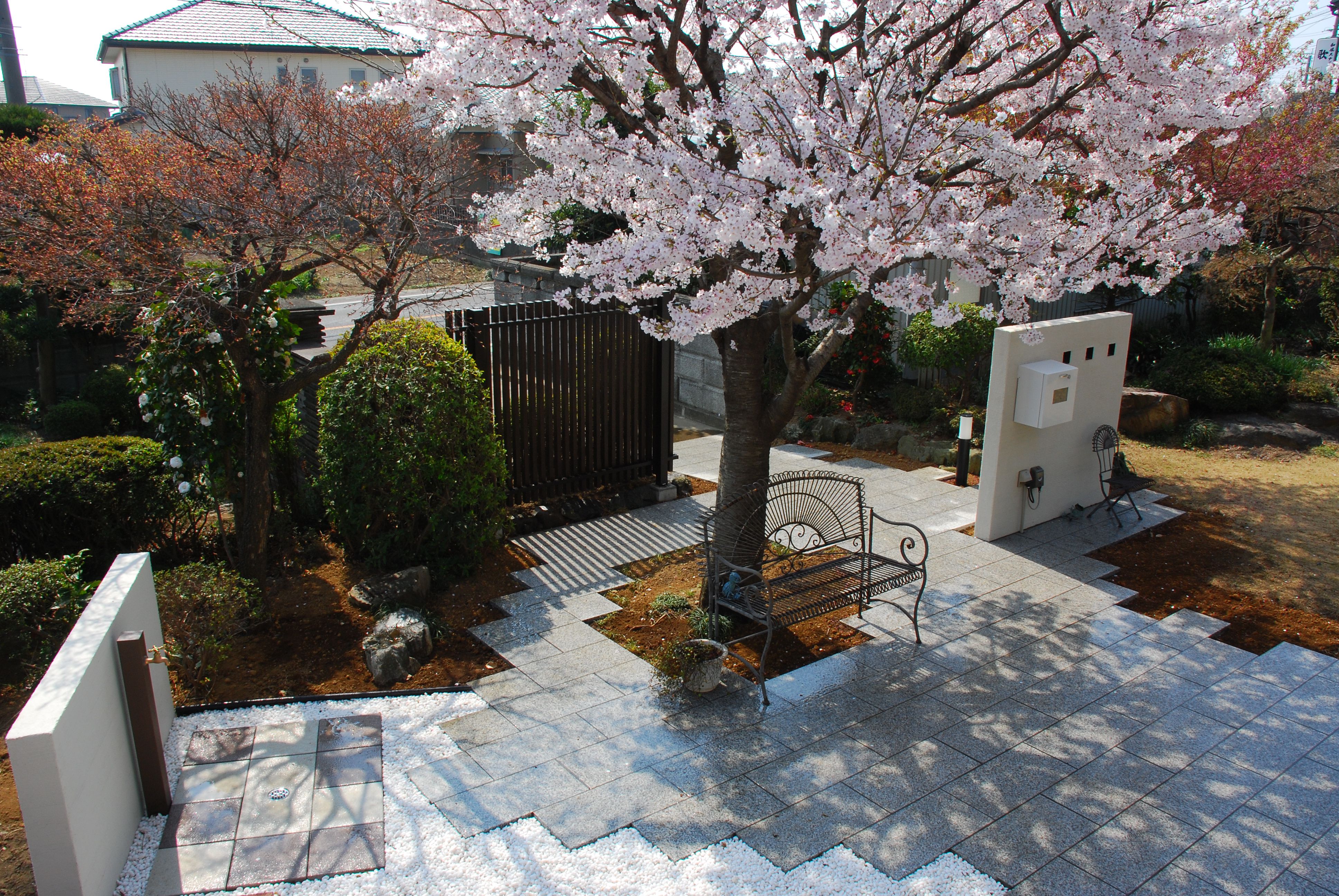 シンボルツリーの桜を活かした和モダンのガーデンリフォーム 一戸建て リフォーム事例 Lixilリフォームネット
