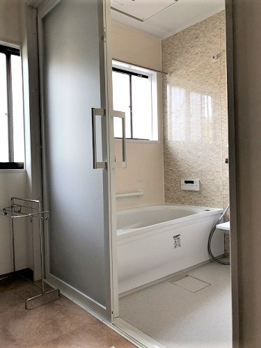 在来工法の浴室をシステムバスにリフォームしました。洗面所にある勝手口ドアを無くして窓を設置しました
