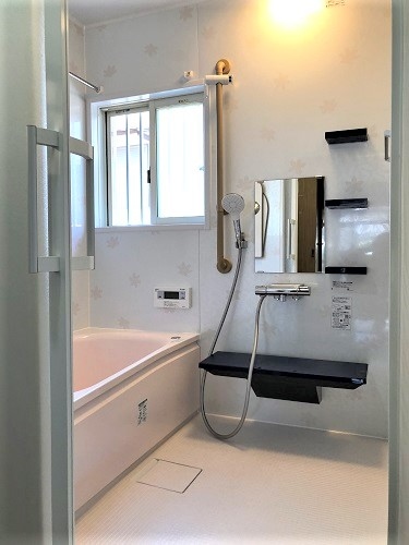 浴室はTOTOサザナHSシリーズSタイプ 1317サイズを設置。浴室の窓サイズを変更して、窓サッシを取替え。