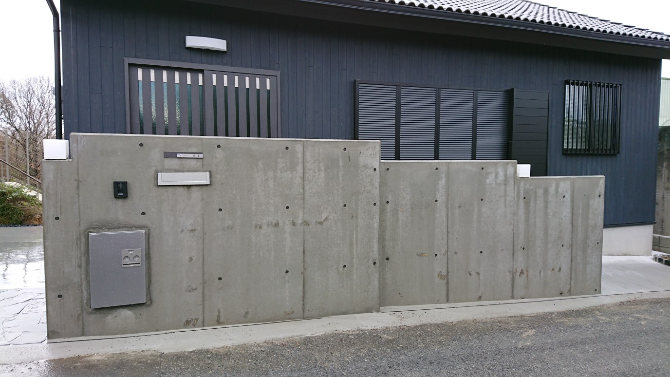 大阪府　RC塀で重厚なフロント構えのA…