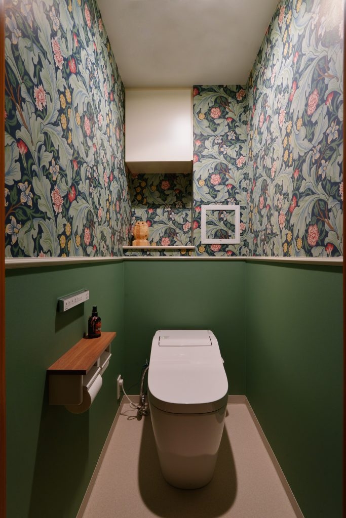 モリスコレクションの壁紙のトイレ
