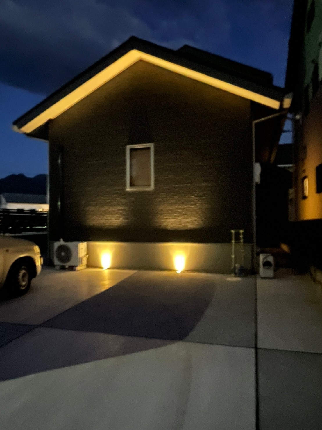 〜駐車場〜シンプル設計に美彩照明で駐車場にアクセントデザインを