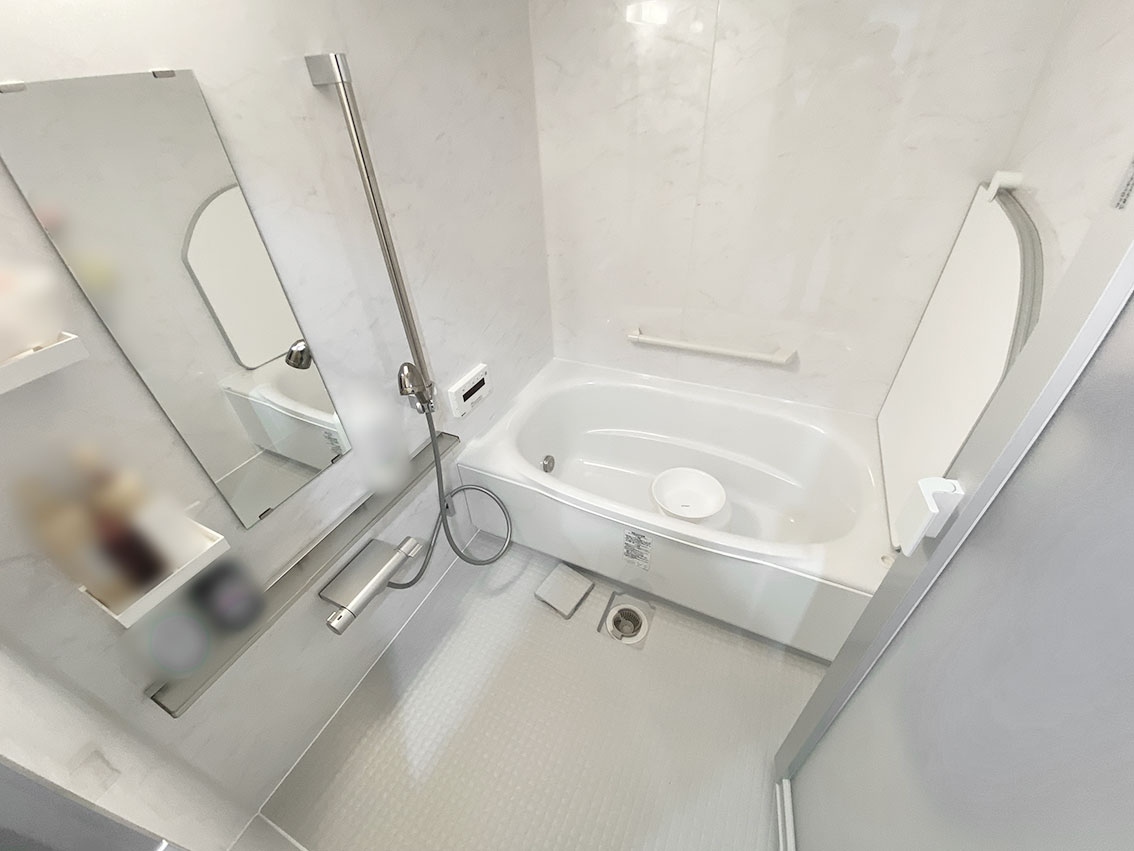白を基調とした清潔感溢れる浴室のお宅