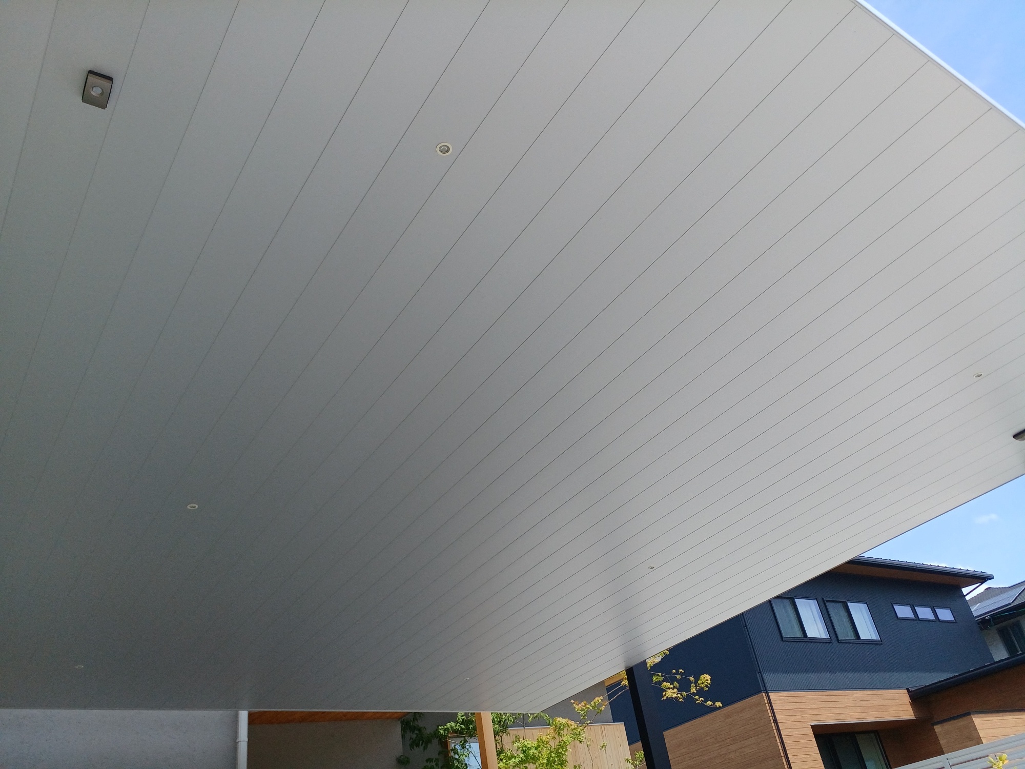 屋根材はスッキリとしたデザインのアルミ形材
