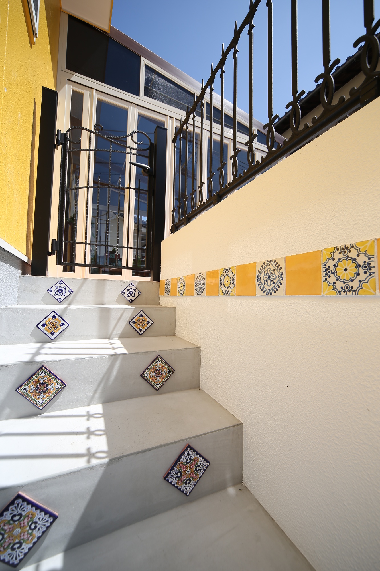 テラスに上がる階段にもメキシコタイルを。